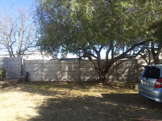 Malmesbury 2 Bedr Enclosed Erf. To pay R10000pm plus Dep R10000.00. And  Prepaid elec inc utilities.