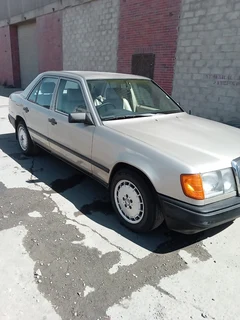 1988 Mercedes-Benz 200 Series Sedan