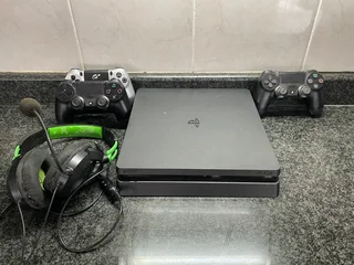 PlayStation 4 Slim 1TB &#43; 3 Controllers &#43; Headset – Excellent Deal