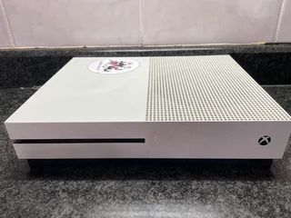 Xbox One S (White, 500GB) &#43; 3 Controllers &#43; Headset