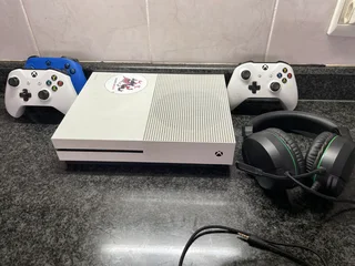 Xbox One S (White, 500GB) &#43; 3 Controllers &#43; Headset