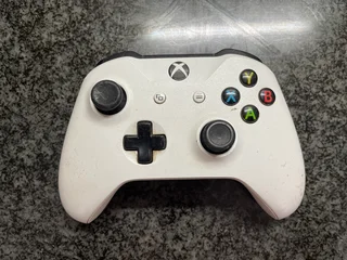 Xbox One S (White, 500GB) &#43; 3 Controllers &#43; Headset