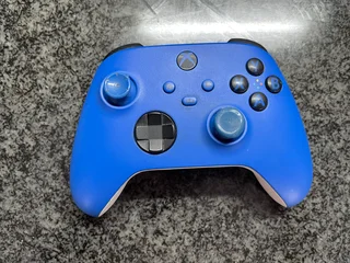 Xbox One S (White, 500GB) &#43; 3 Controllers &#43; Headset