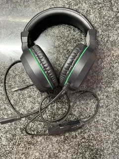 Xbox One S (White, 500GB) &#43; 3 Controllers &#43; Headset