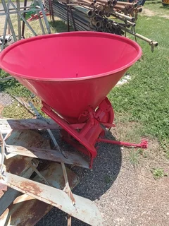 2012 FERTILIZER SPREADER