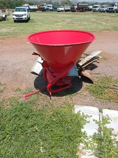 2012 FERTILIZER SPREADER