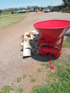 2012 FERTILIZER SPREADER