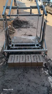 Bricks moulding machines