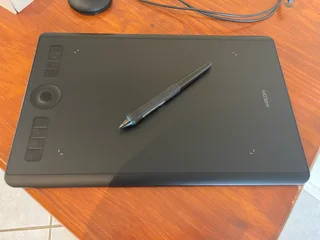 Wacom Intuos Pro M Graphics Tablet