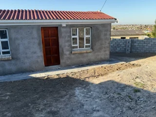 4 room house available in Mdantsane for R3500 P/m. PREPAID ELECTRICITY (Available 1st of December)