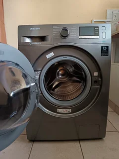 Samsung 2 in 1 washing machine. 9kg washing 6kg drying capacity. Impeccable condition