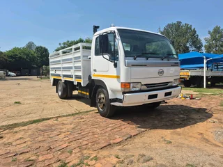 2014 Nissan UD40 Cattle Truck