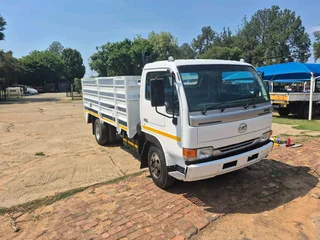 2014 Nissan UD40 Cattle Truck