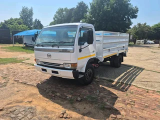 2014 Nissan UD40 Cattle Truck