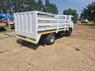 2014 Nissan UD40 Cattle Truck