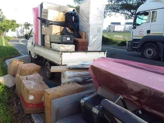 REMOVALS AND DELIVERY SERVICE BAKKIE FOR HIRE AVAILABLE EVERYDAY 0839921593
