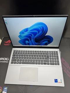 Dell Vostro 5620 16-inch Core i7-1260P 32GB RAM 512GB SSD Laptop Win 11 Pro
