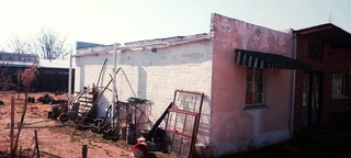 SMALL HOLDING .TWO FLATLETS.STRONG WATER. TWO BOREHOLES.SAVE AREA.CAN BUILD EASY 6 HOUSES.