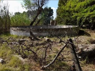 SMALL HOLDING .TWO FLATLETS.STRONG WATER. TWO BOREHOLES.SAVE AREA.CAN BUILD EASY 6 HOUSES.