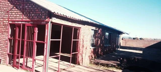 SMALL HOLDING CONSITS OF TWO HOUSES .GREAT INVESTMENT. EQUIPED WITH A TWO TOWER ERRIGATION PIVOT