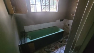 MULTIPURPOSE  EXCESSIVE LARGE HOUSE. STRONG WATER. IDEAL FOR SPECIAL PROJECTS.