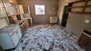 MULTIPURPOSE  EXCESSIVE LARGE HOUSE. STRONG WATER. IDEAL FOR SPECIAL PROJECTS.