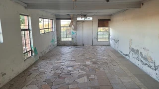 MULTIPURPOSE  EXCESSIVE LARGE HOUSE. STRONG WATER. IDEAL FOR SPECIAL PROJECTS.