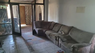 MULTIPURPOSE  EXCESSIVE LARGE HOUSE. STRONG WATER. IDEAL FOR SPECIAL PROJECTS.