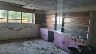 MULTIPURPOSE  EXCESSIVE LARGE HOUSE. STRONG WATER. IDEAL FOR SPECIAL PROJECTS.