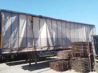 Henred Tautliner trailer