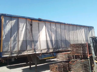 Henred Tautliner trailer