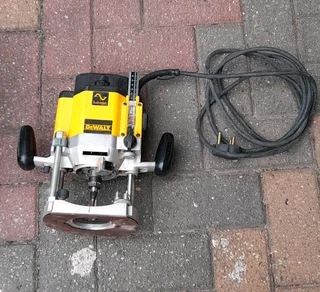 DeWalt DW625e Router