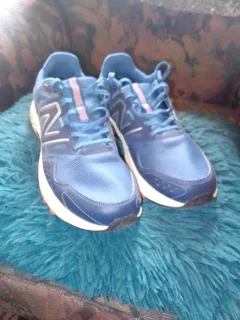 Men's sneakers..NEW Balance SIZE 10 - HAVE been worn,but NOT WORN in !! Please,see pics ?