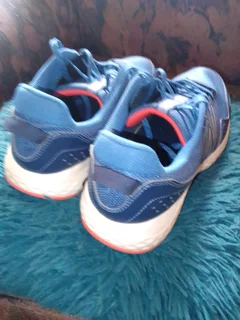 Men&#39;s sneakers..NEW Balance SIZE 10 - HAVE been worn,but NOT WORN in !! Please,see pics ?
