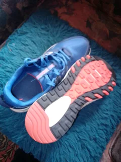 Men&#39;s sneakers..NEW Balance SIZE 10 - HAVE been worn,but NOT WORN in !! Please,see pics ?