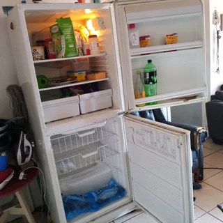 Kelvinator Fridge Freezer (needs Tlc) But Working 100%
