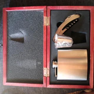 WOODEN BOX WITH STAINLESS STEEL FLASK AND ACCESSORIES