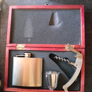 WOODEN BOX WITH STAINLESS STEEL FLASK AND ACCESSORIES