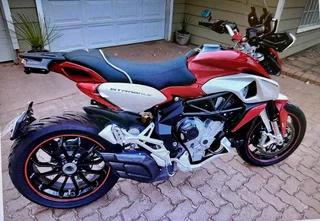 MV Agusta Rivale / Stradale 800 ‘16