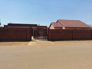 3 Bedroom House for sale Lotus Garden R800 000