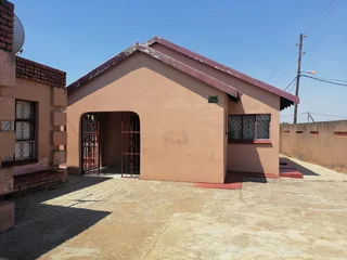 3 Bedroom House for sale Lotus Garden R800 000