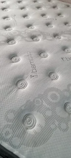 QUEEN BED FOR SALE WITH BED BASE IN ECCELENT CONDITION R3950