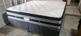 KING BED WITH 2 BASES SELLING FOR R4500