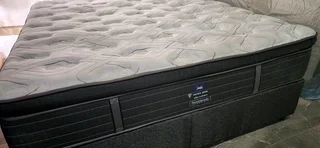 KING BED WITH PILLOWTOP MATRESS AND BED BASES TOP OF THE RANGE MATRESS R7950