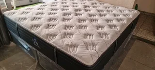 KING BED TOP OF THE RANGE MATRESS INCLUDING BASES R7950