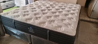 KING BED TOP OF THE RANGE MATRESS INCLUDING BASES R7950