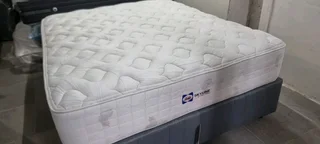 QUEEN BED WITH POCKETSPRING MATRESS PLUS BASE SELLING FOR R5500