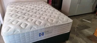 TOP OF THE RANGE DOUBLE POCKET SPRING MATRESS AND BASE R5500