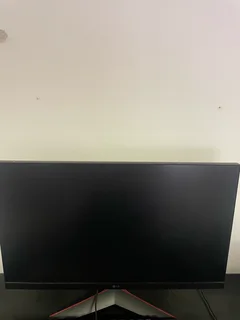 R11000 PC,table,chair,keyboard,mouse,controller and monitor(price negotiable)