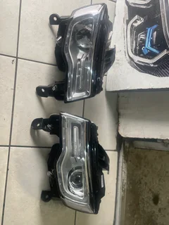 JEEP Grand Cherokee left and Right Front Xenon Headlights.